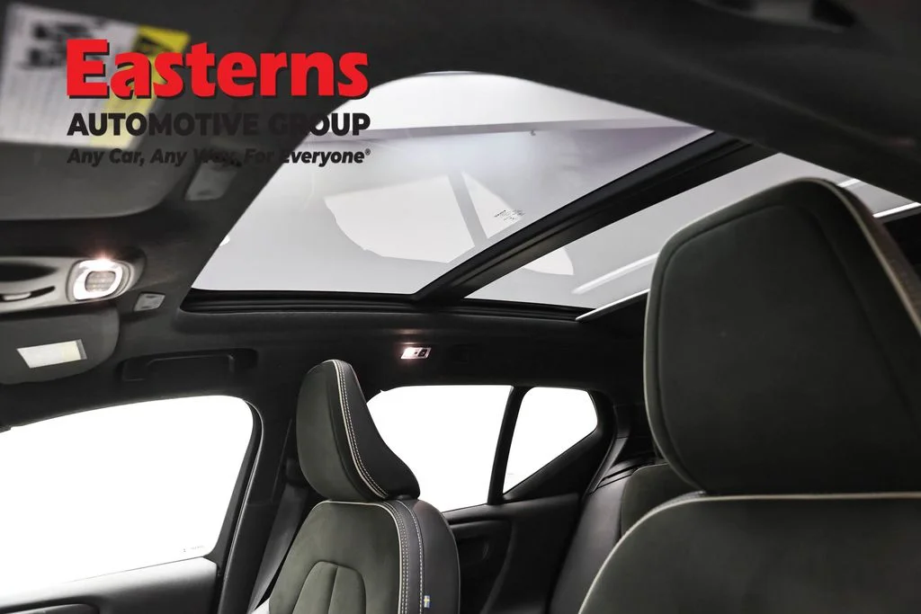 Used 2020 Blue Volvo R-Design image 34