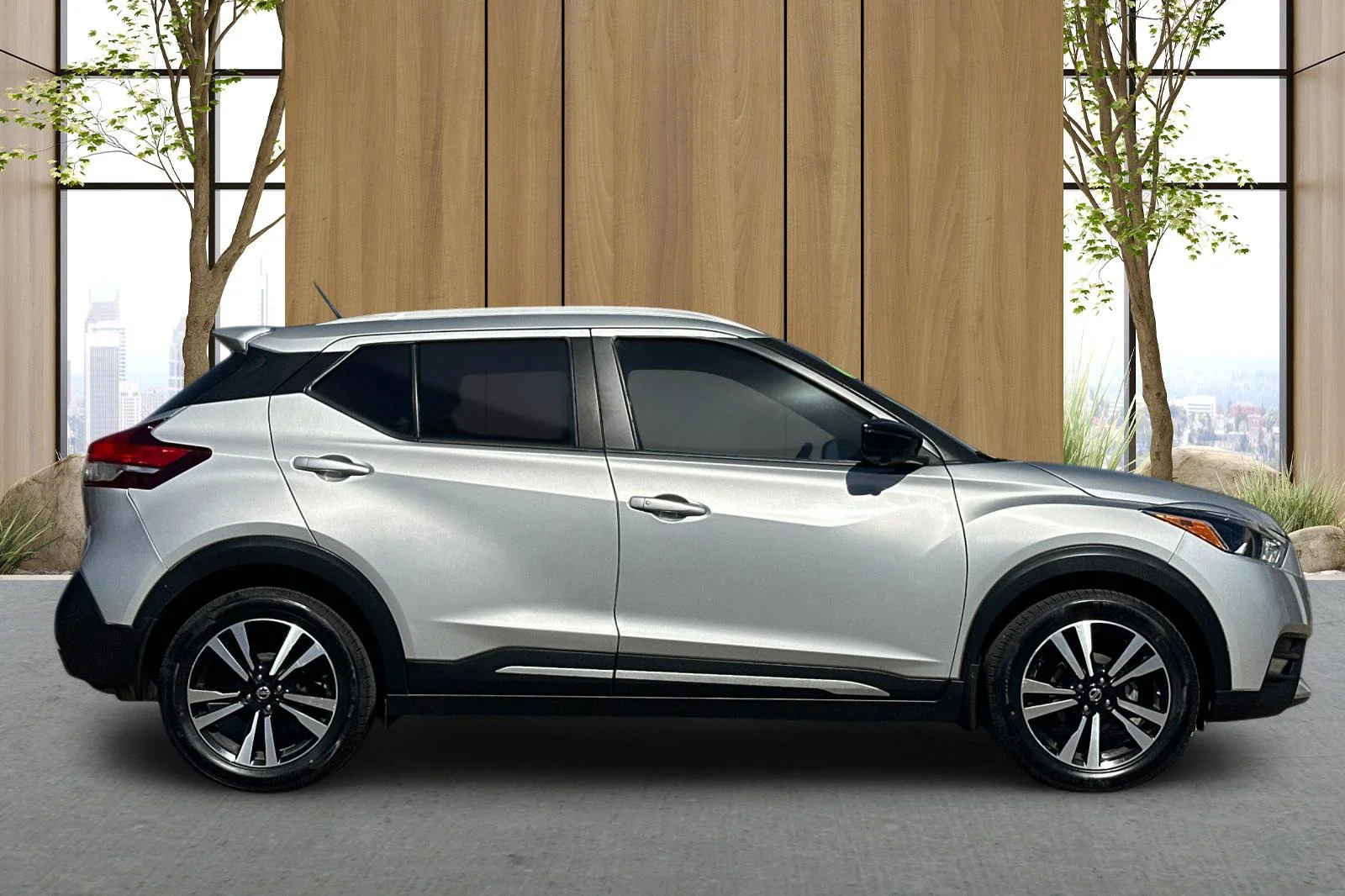 Used 2019 Silver Nissan SR image 3