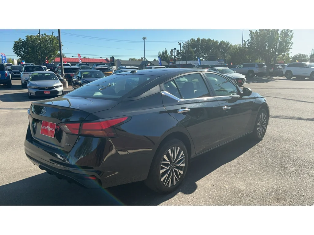 Used 2025 Super Black Nissan SV image 5