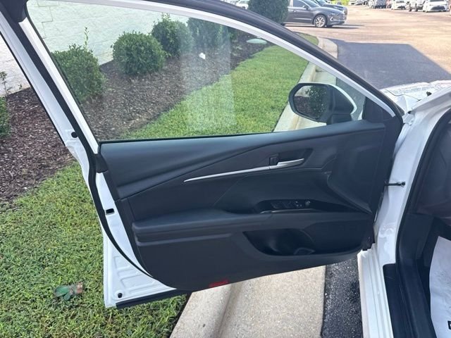 Used 2025 White Toyota LE image 19