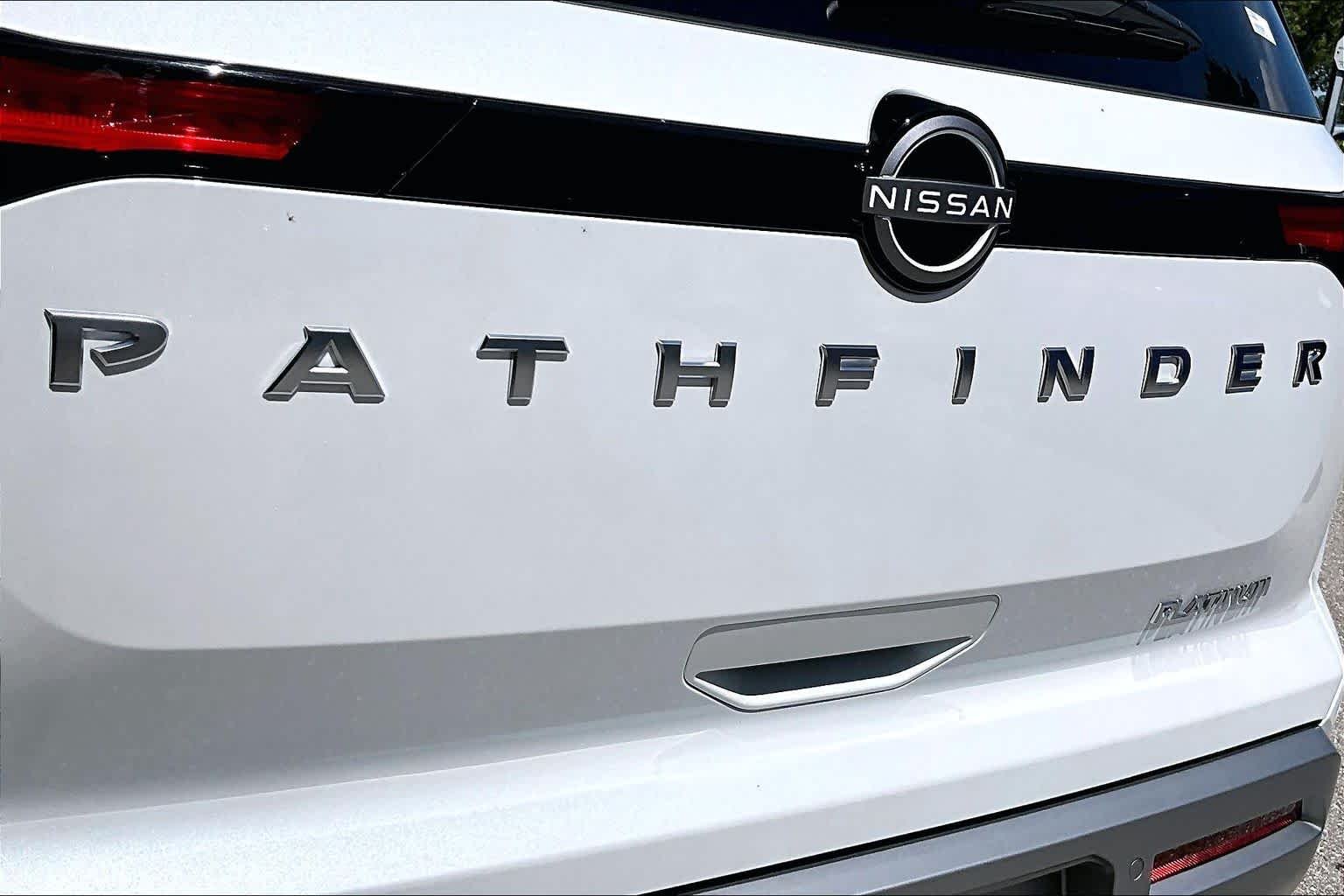 Used 2025 Everest White Pearl Tricoat Nissan Platinum image 31