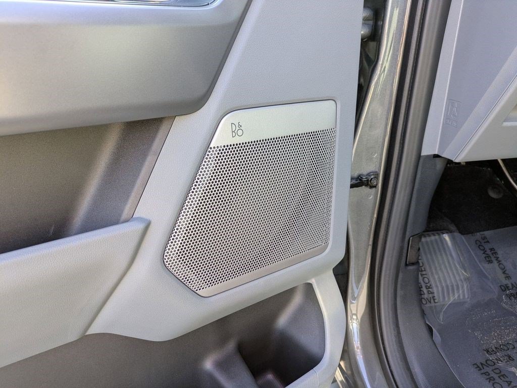 Used 2025 Gray Metallic Ford LARIAT image 12