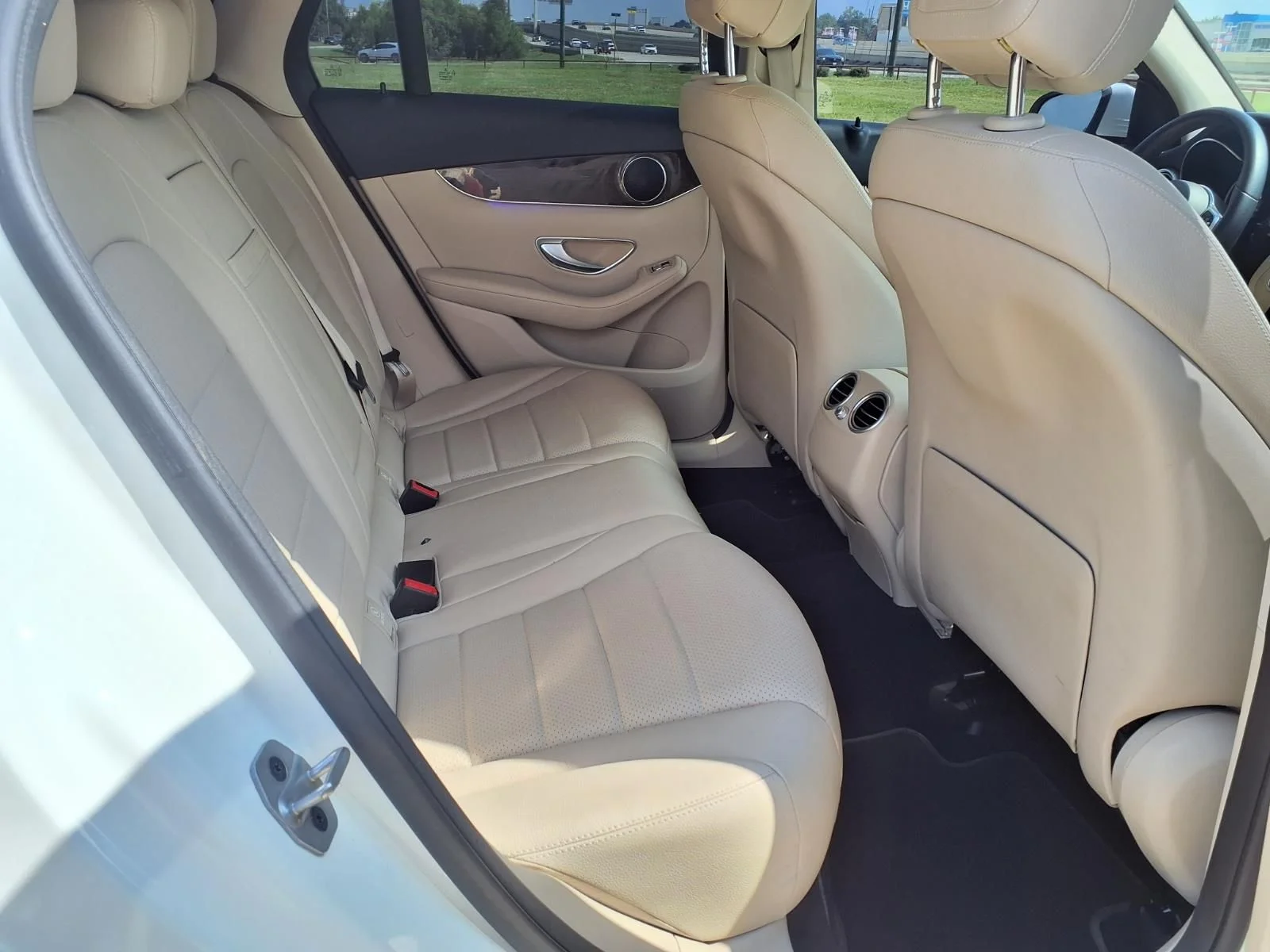 Used 2021 White Mercedes-Benz GLC 300 image 19