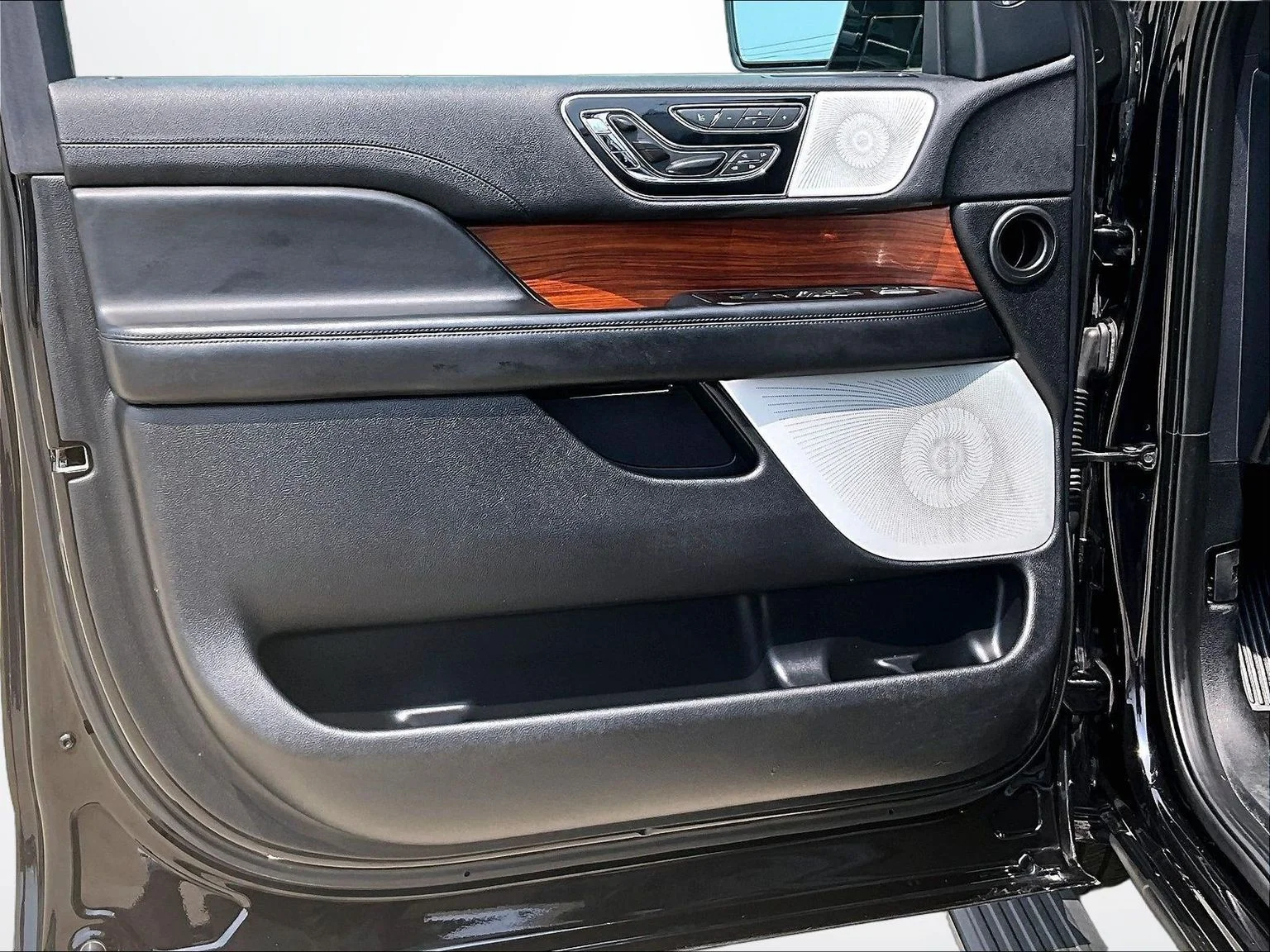 Used 2020 Black Lincoln Reserve image 23