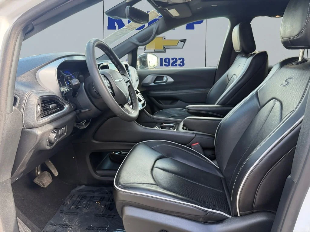 Used 2025 Bright White Clearcoat Chrysler Limited image 10