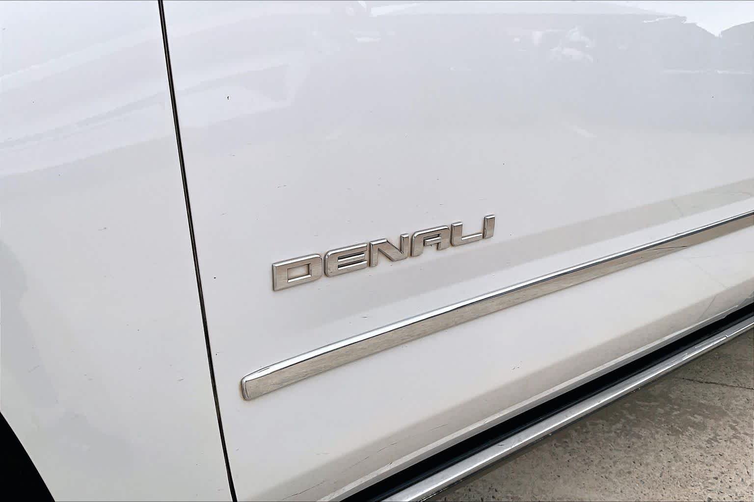 Used 2018 WHITE FROST TRICOAT GMC Denali image 10