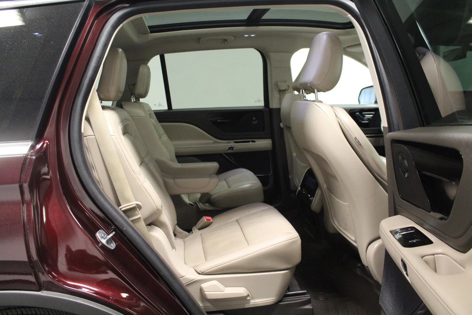 Used 2022 Burgundy Velvet Metallic Tinted Clearcoat Lincoln Reserve image 16