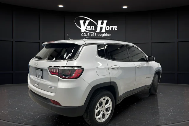 Used 2024 Silver Jeep Latitude image 7