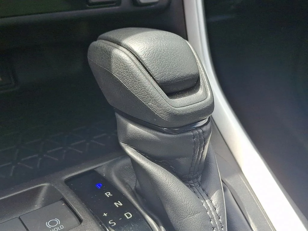 2025 Toyota RAV4 XLE - Photo 15