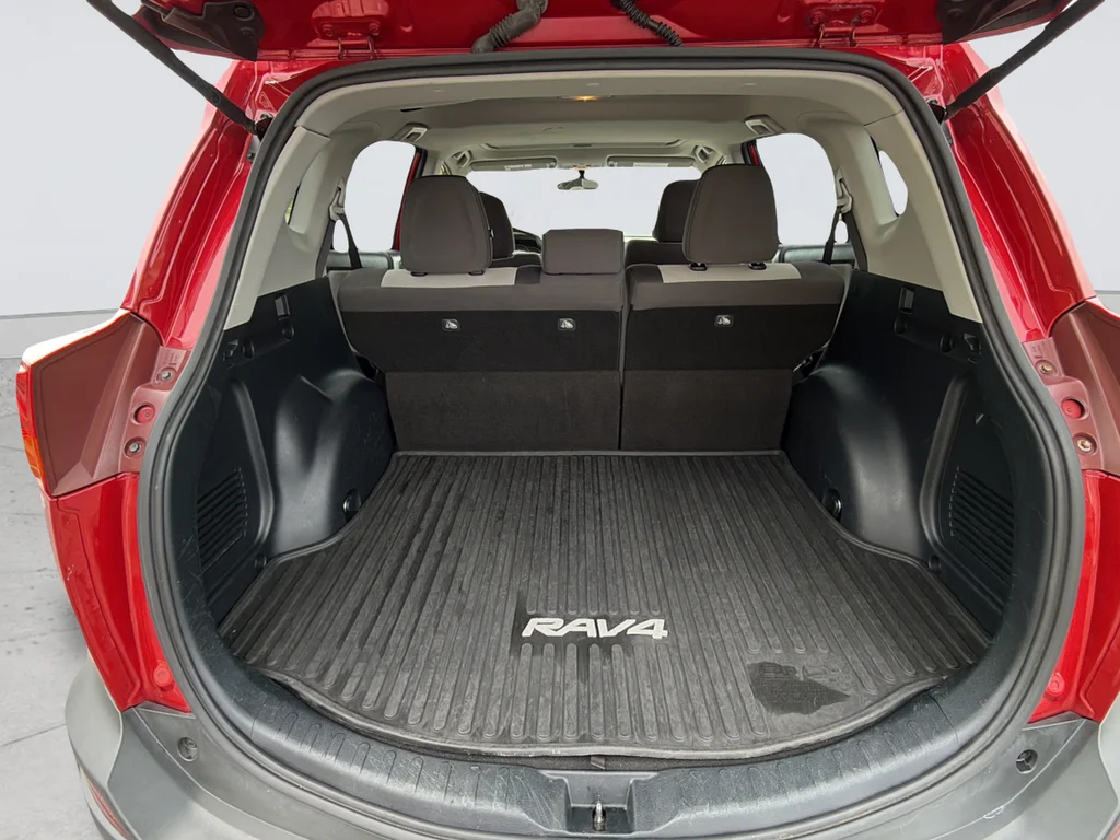 Used 2015 Red Toyota XLE image 33