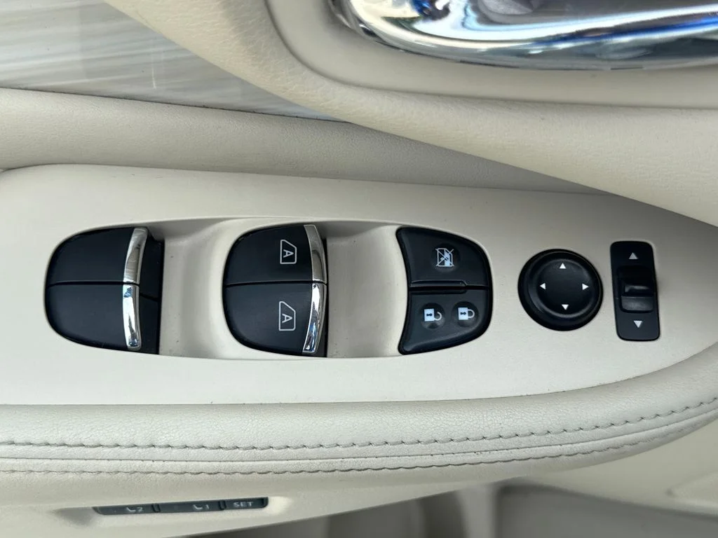 Used 2015 Pearl White Nissan SL image 14
