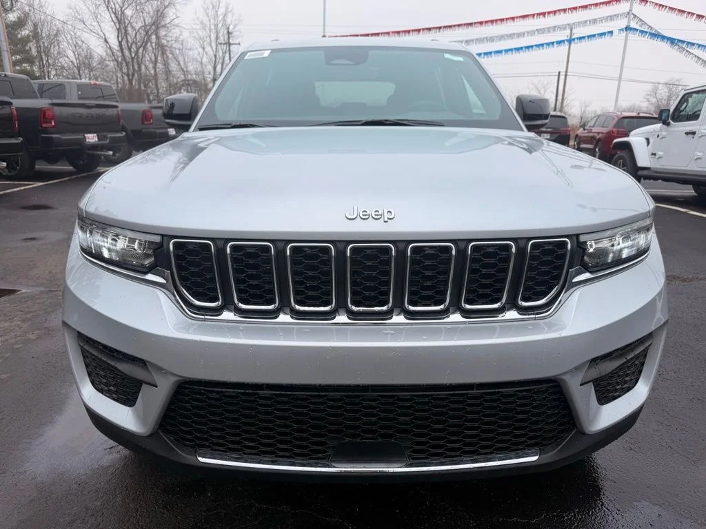 New 2026 Silver Zynith Exterior Paint Jeep Laredo X image 8