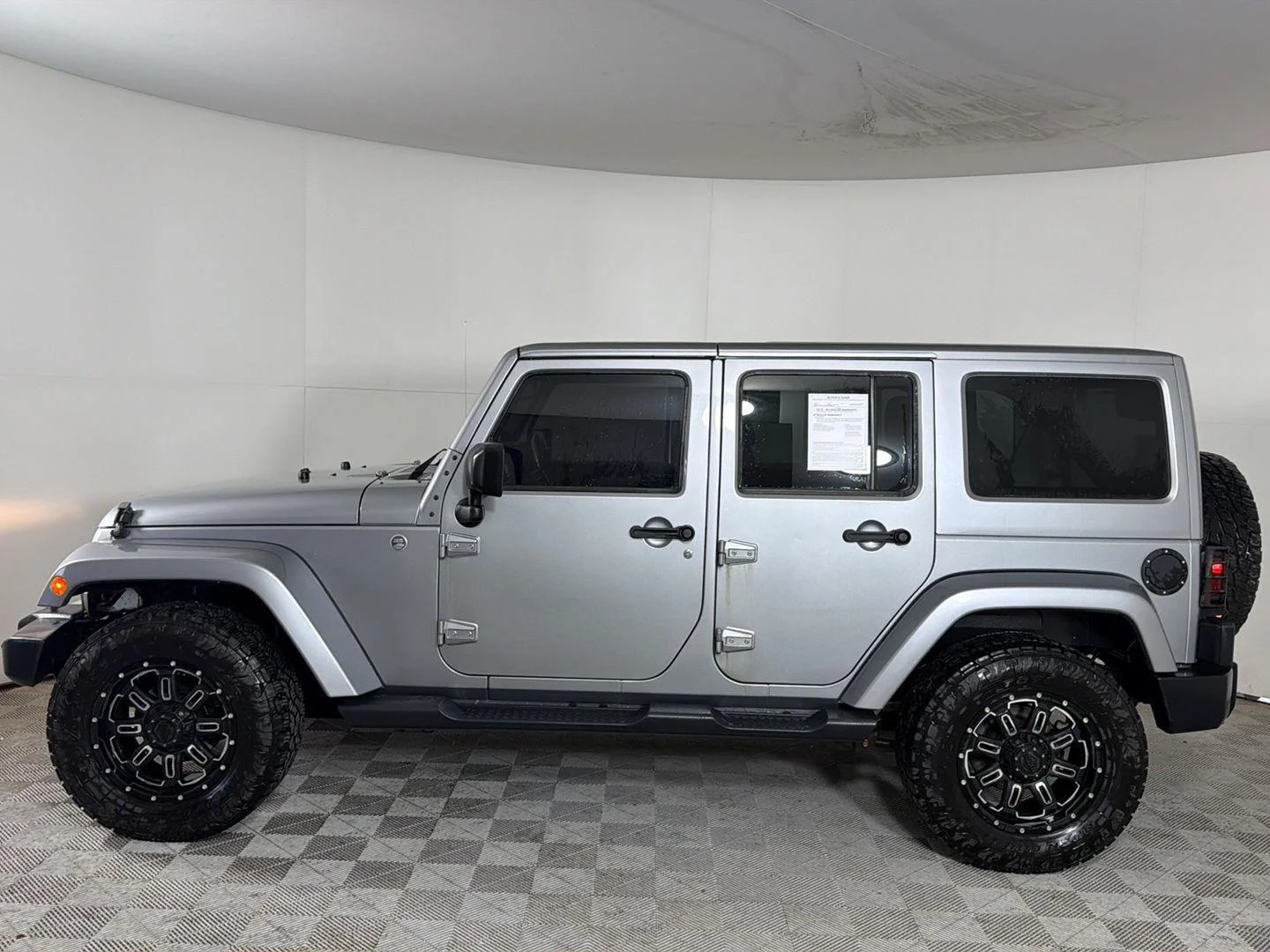 Used 2014  Jeep Sahara image 5