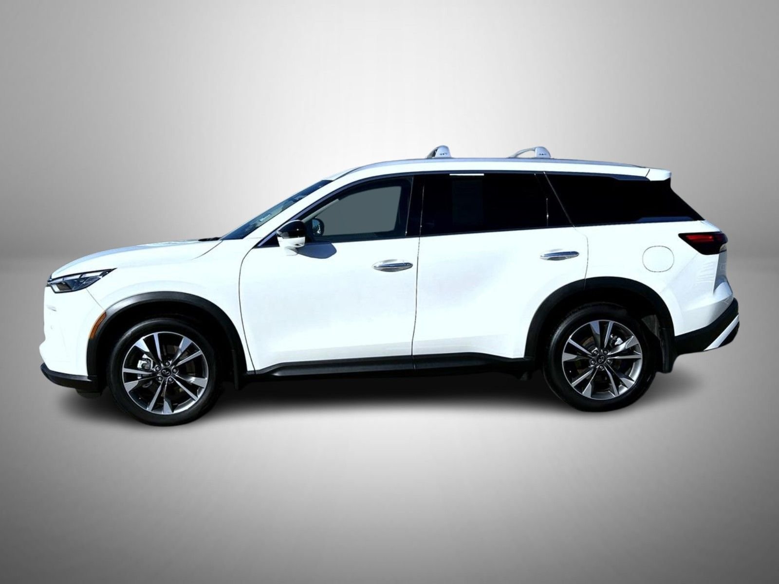 Used 2025 White INFINITI LUXE image 8