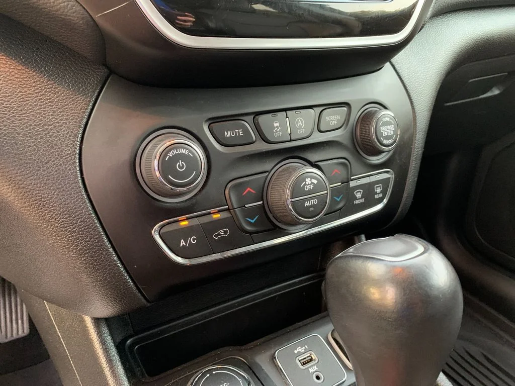 Used 2022 Gray Jeep Limited image 23