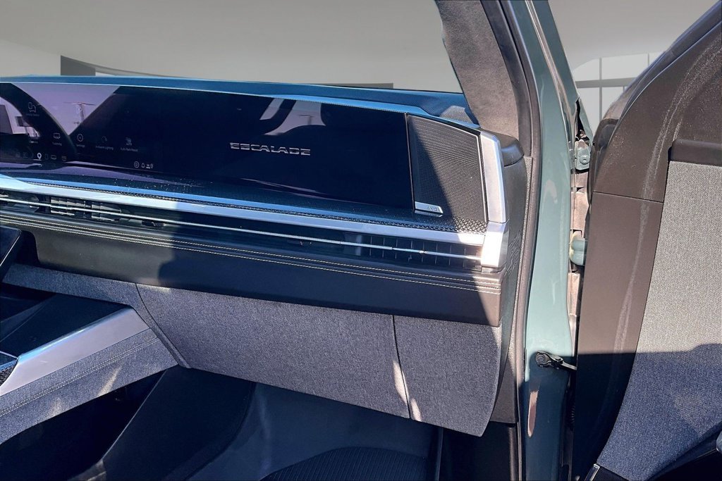 Used 2025 Green Cadillac V-Series image 16