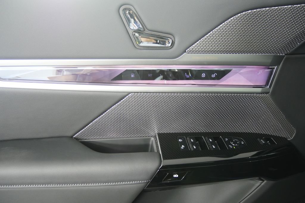 2026 BMW 7 Series 750e - Photo 9