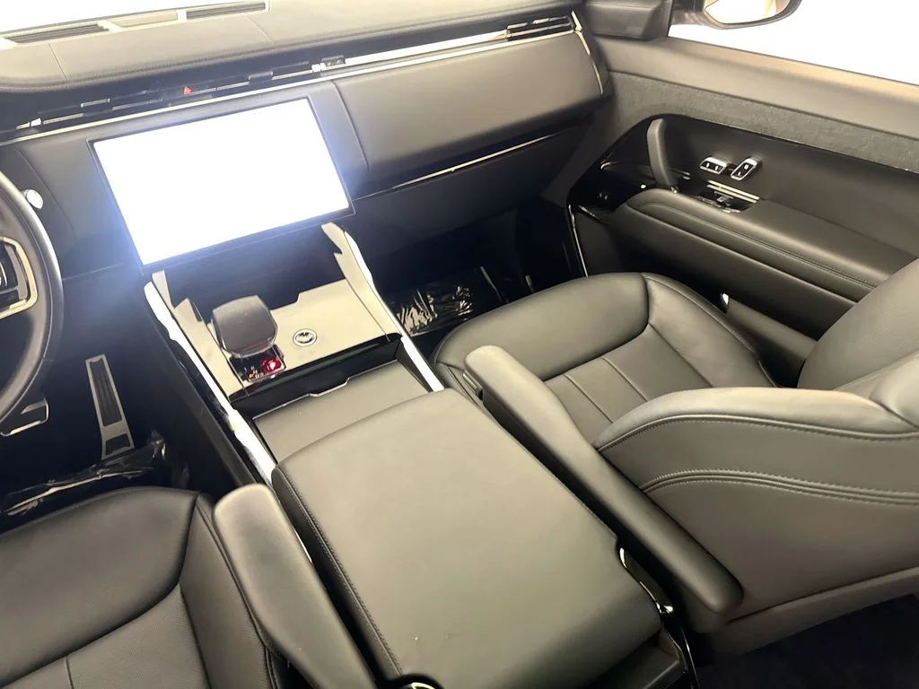Used 2024 White Land Rover Dynamic SE image 24