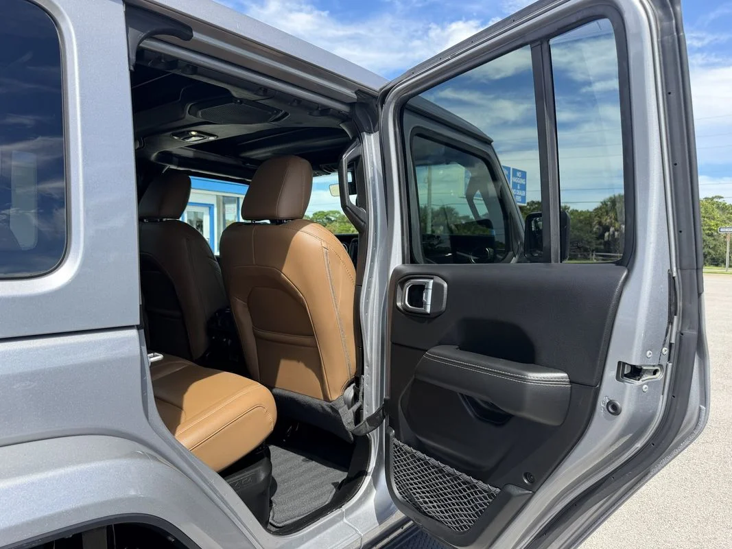 Used 2021  Jeep Unlimited Sahara image 13