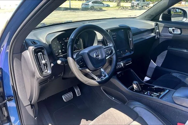 Used 2020 Blue Volvo R-Design image 14