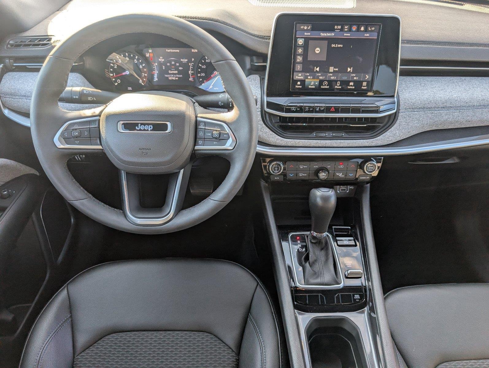 Used 2025 Bright White Clearcoat Jeep Latitude image 31