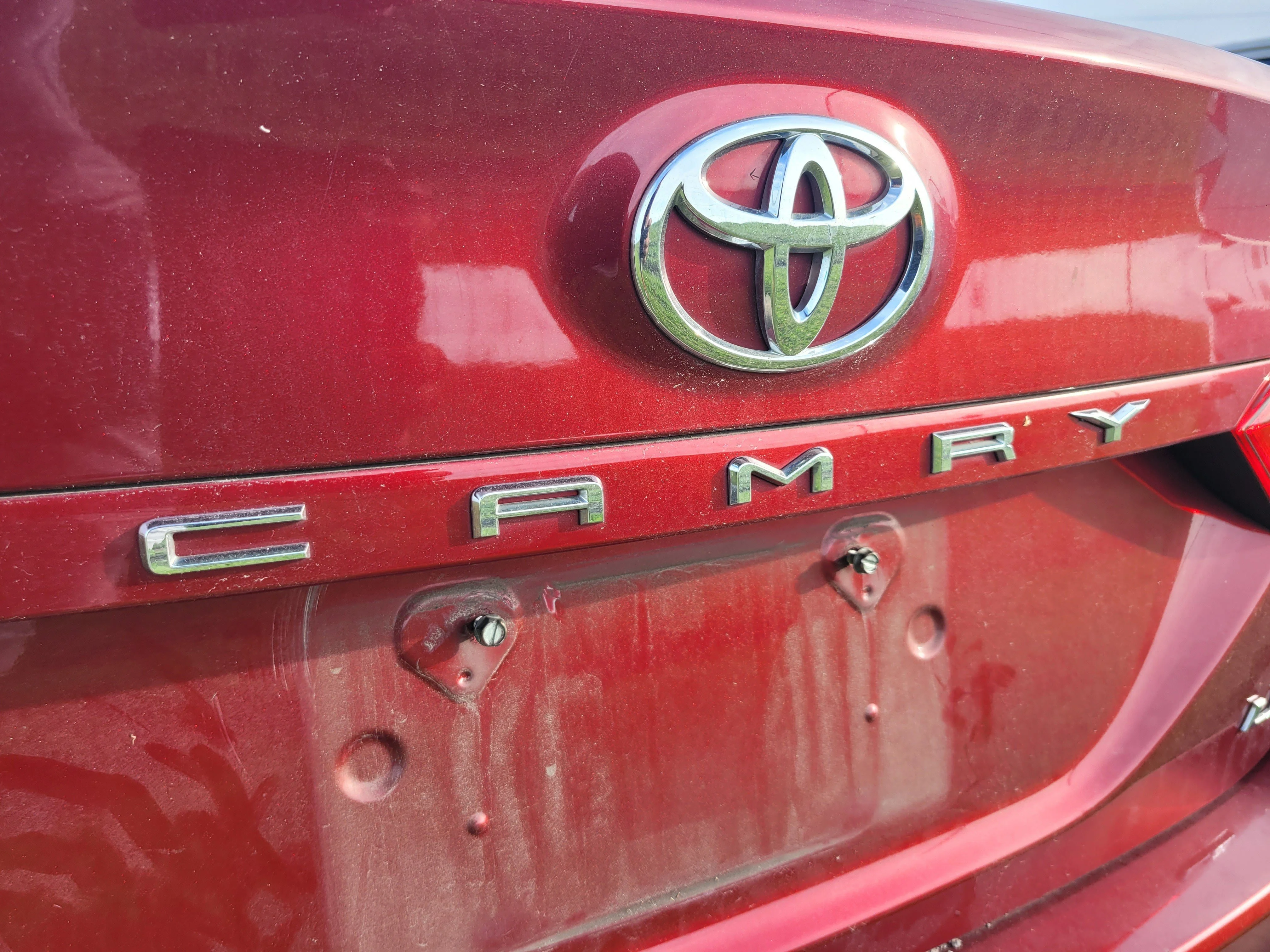 Used 2018 Pearl Toyota LE image 6