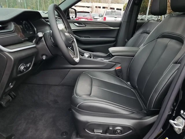 New 2026 Diamond Black Crystal Pearl-Coat Exterior Paint Jeep Limited image 13