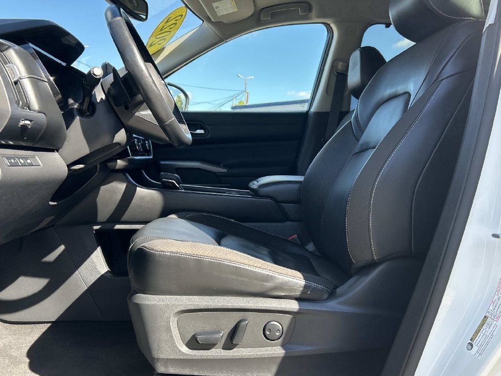 Used 2022 White Nissan SL image 14