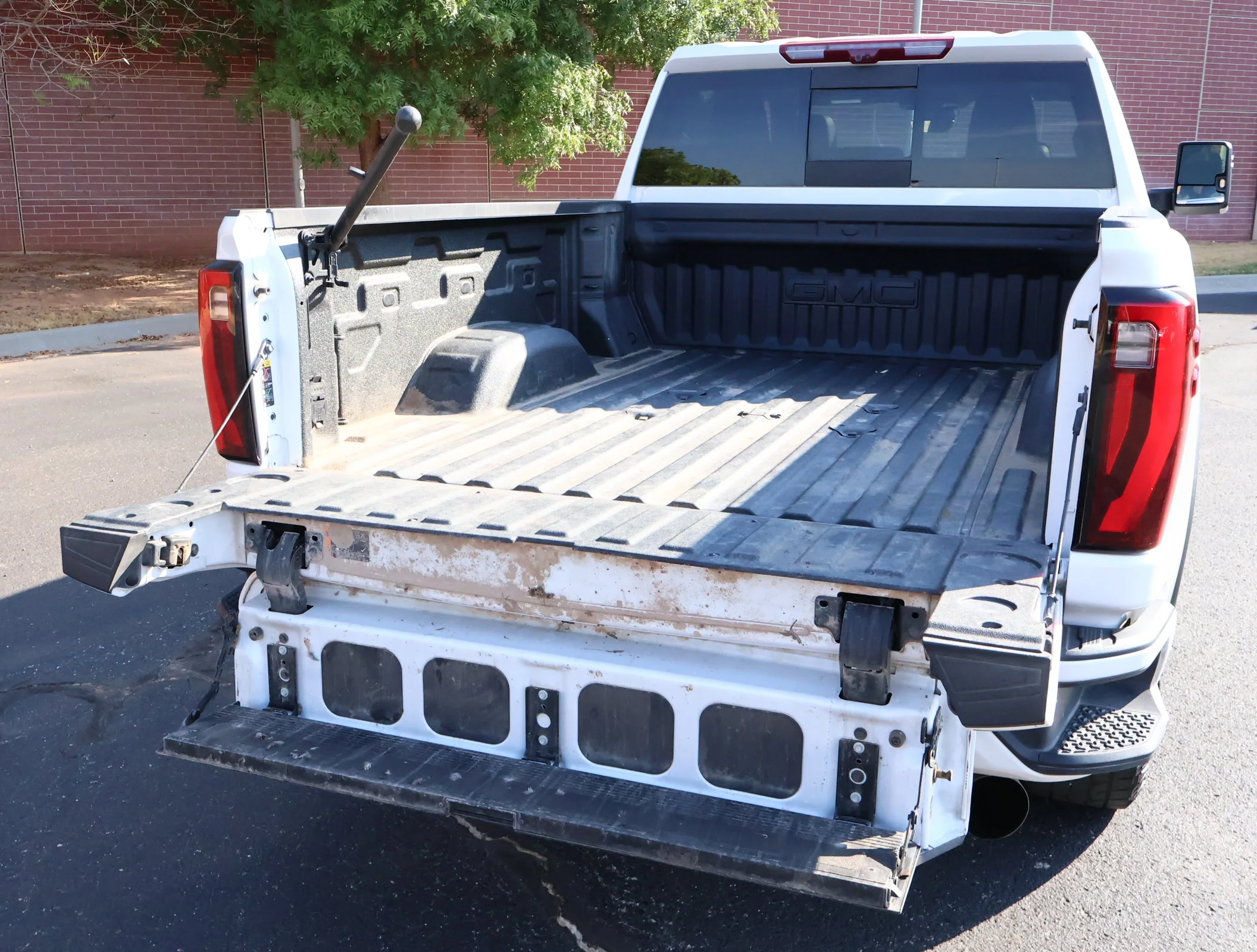 Used 2025 White Frost Tricoat GMC Denali image 31
