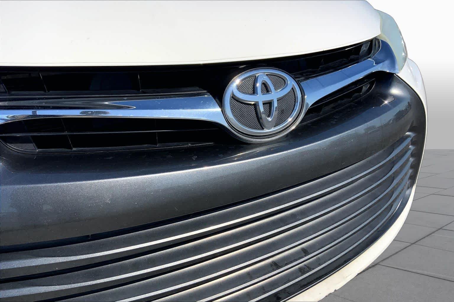 Used 2016 Super White Toyota XLE image 29