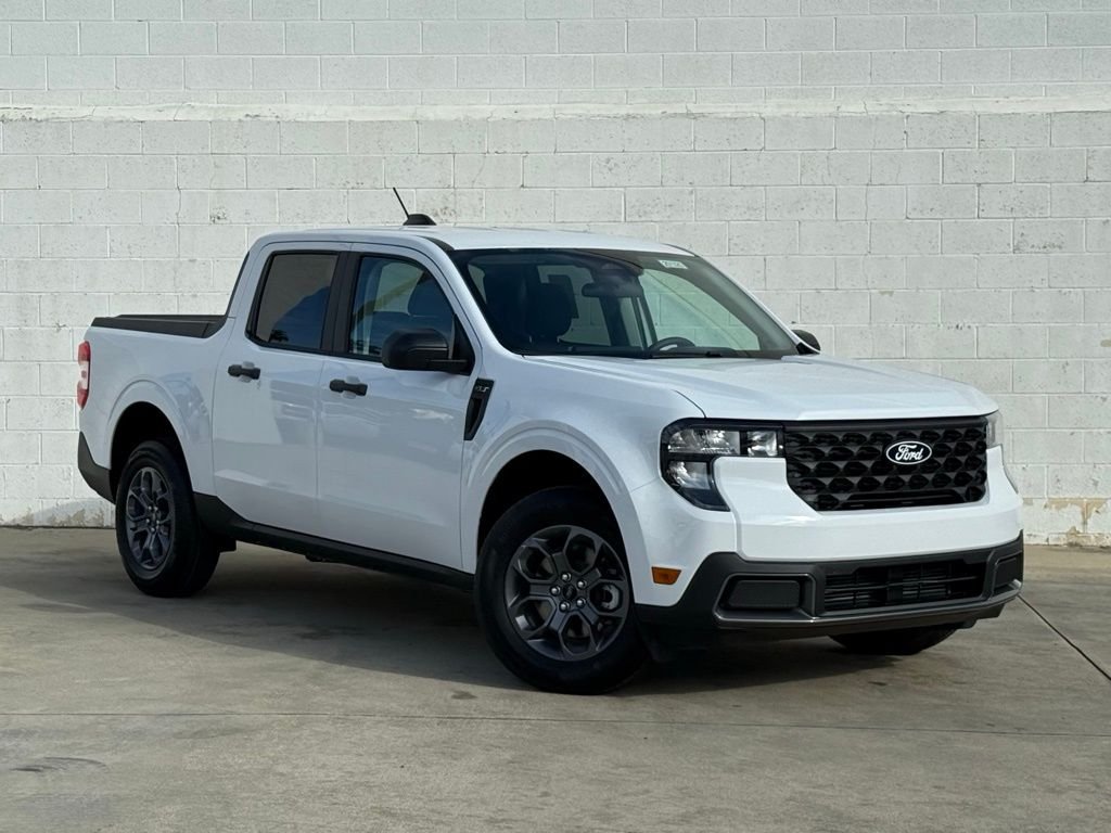 New 2025 Oxford White Ford XLT image 1