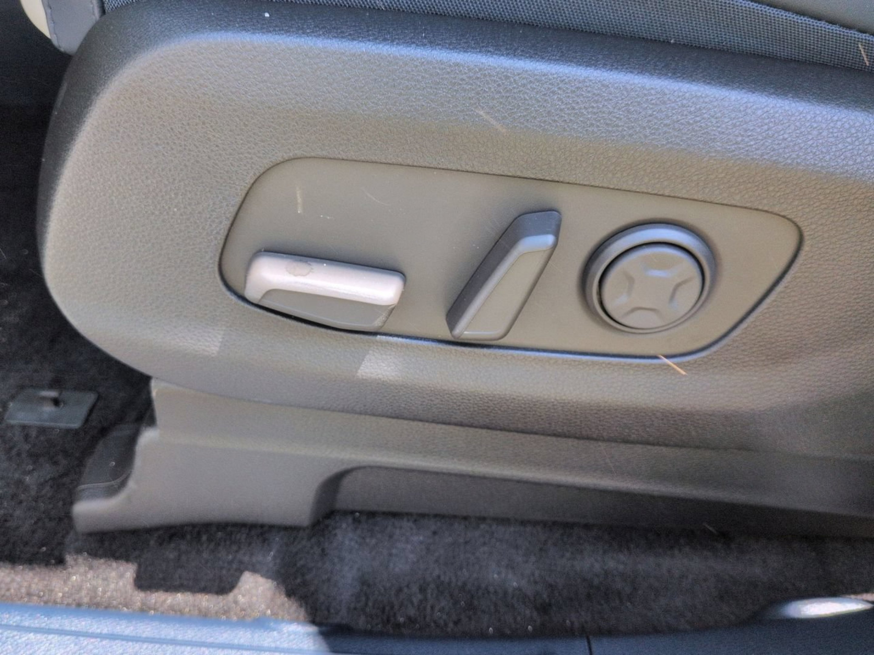 New 2026 Snow White Pearl Kia EX image 24