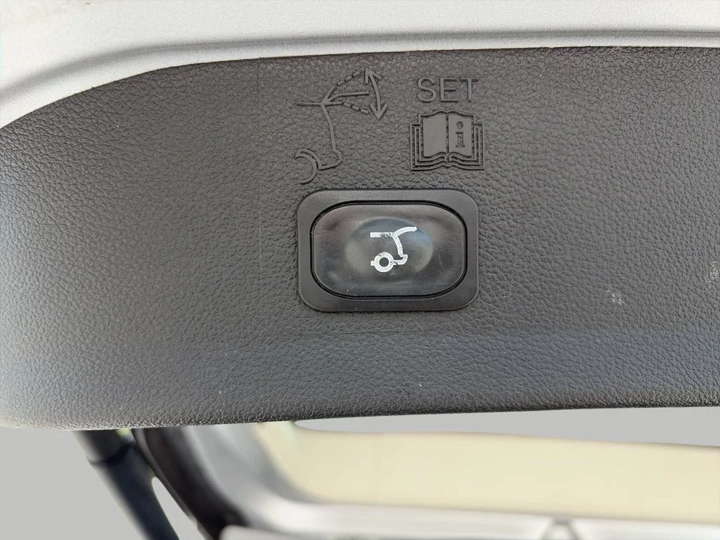 Used 2018 Silver Ford SEL image 8