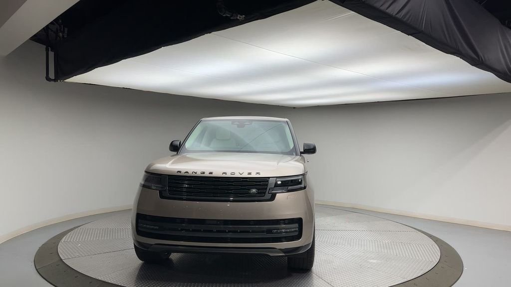 Used 2024  Land Rover SE image 3