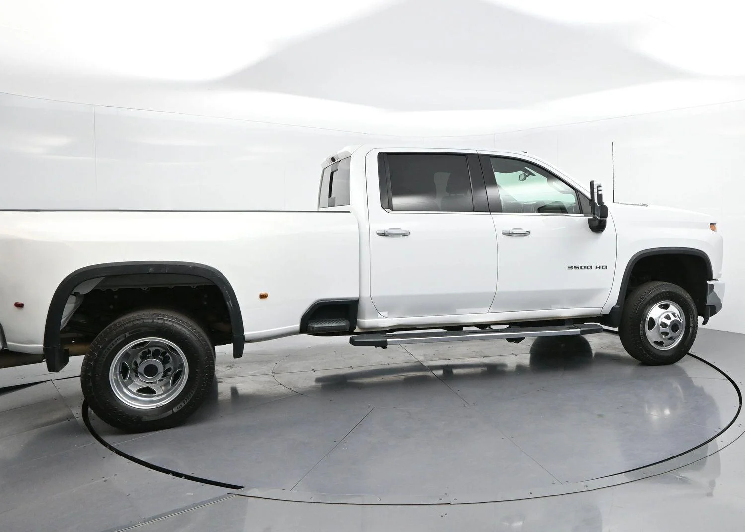 Used 2022 Summit White Chevrolet LTZ image 8