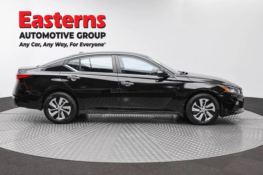 Used 2020 Black Nissan 2.5 S image 4