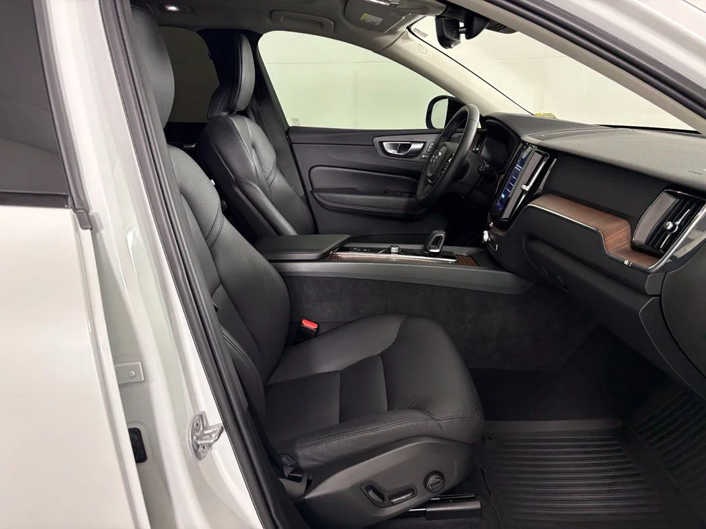 Used 2024 White Volvo T8 Plus Dark Theme image 40