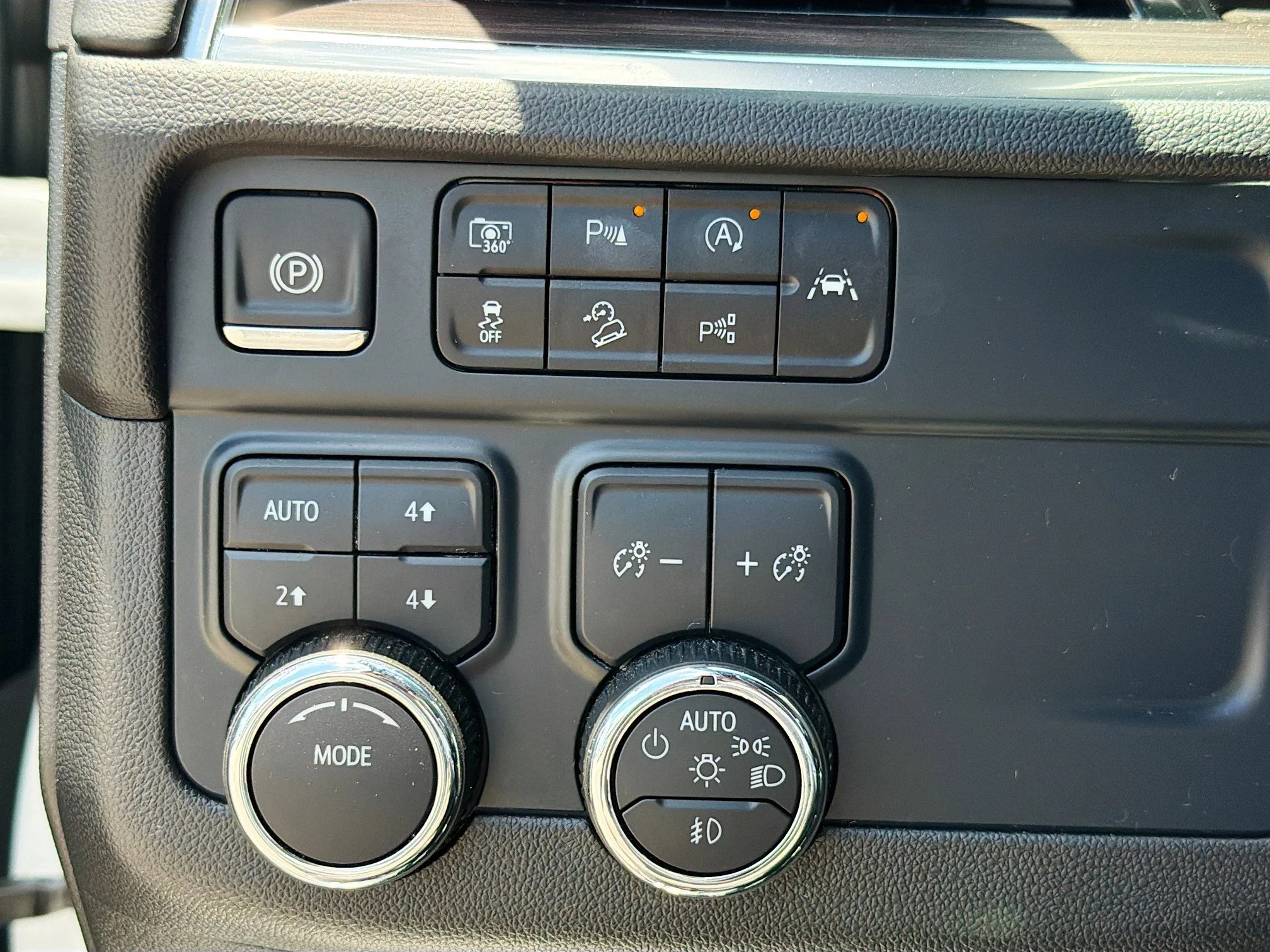 Used 2025 Iridescent Pearl Tricoat Chevrolet Z71 image 34