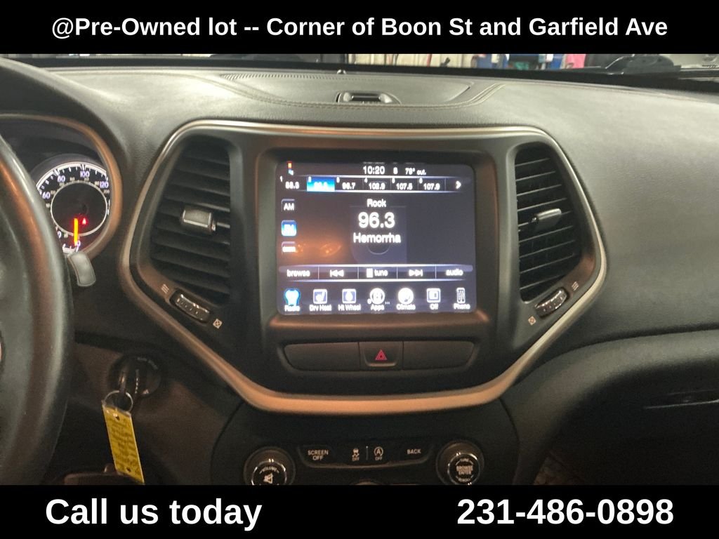 Used 2016 Silver Jeep Latitude image 19