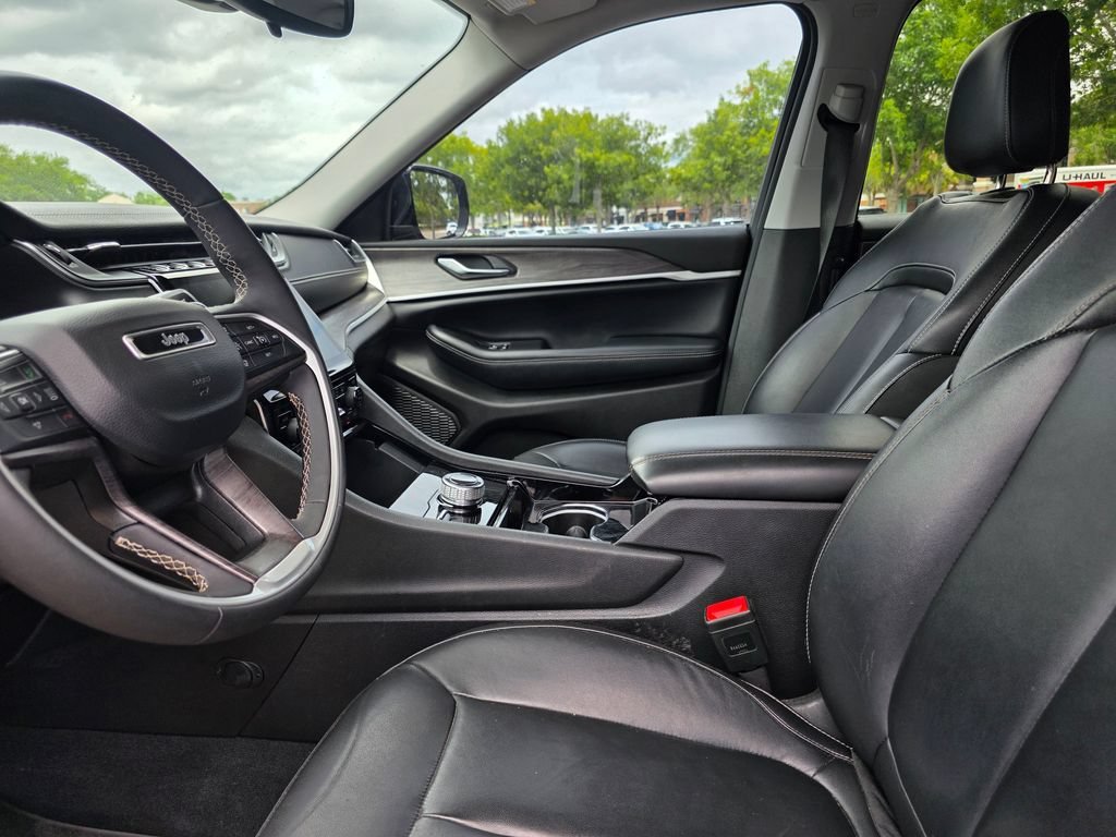 Used 2023  Jeep Limited image 16