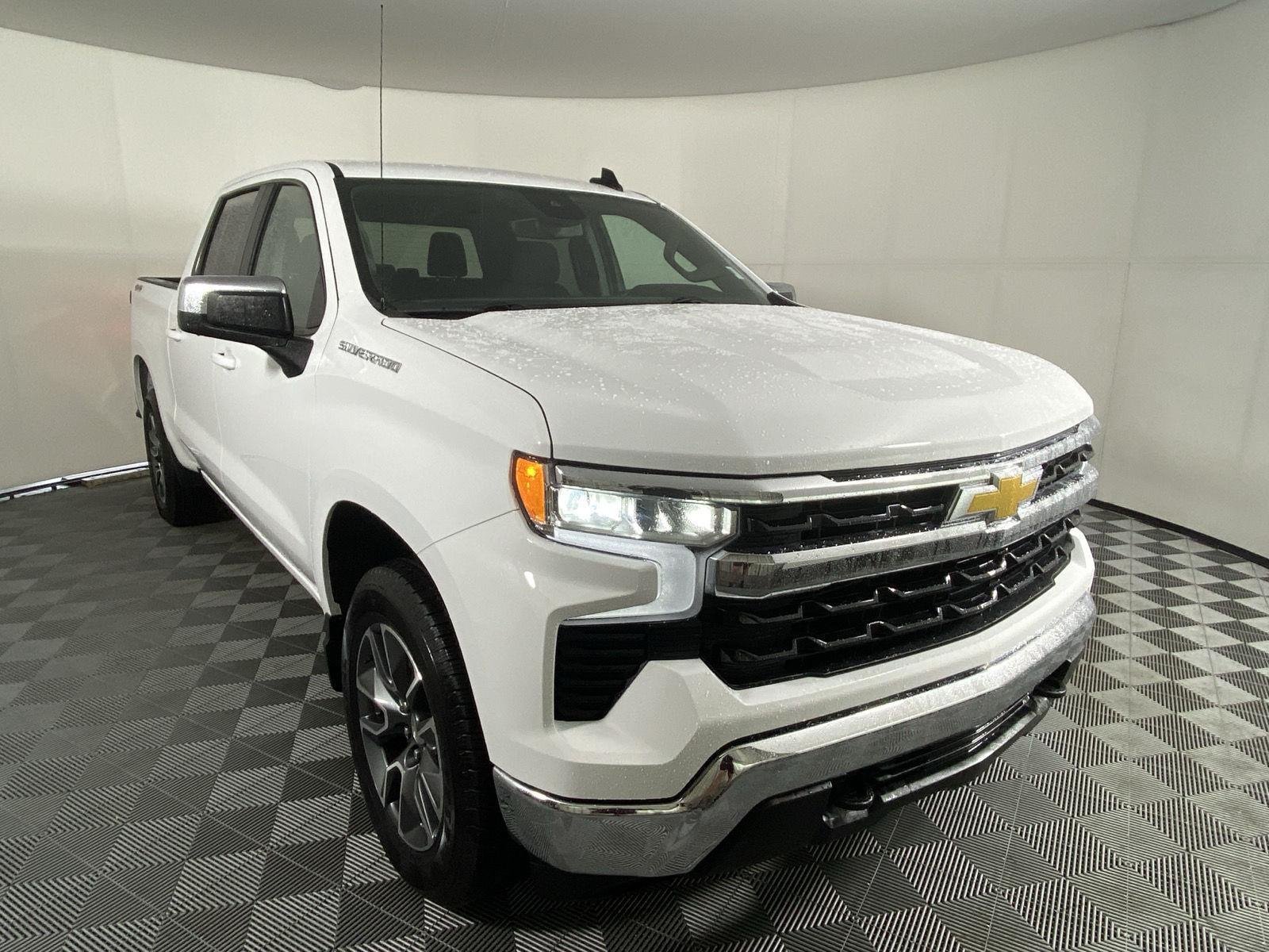 Used 2024 Summit White Chevrolet LT image 9