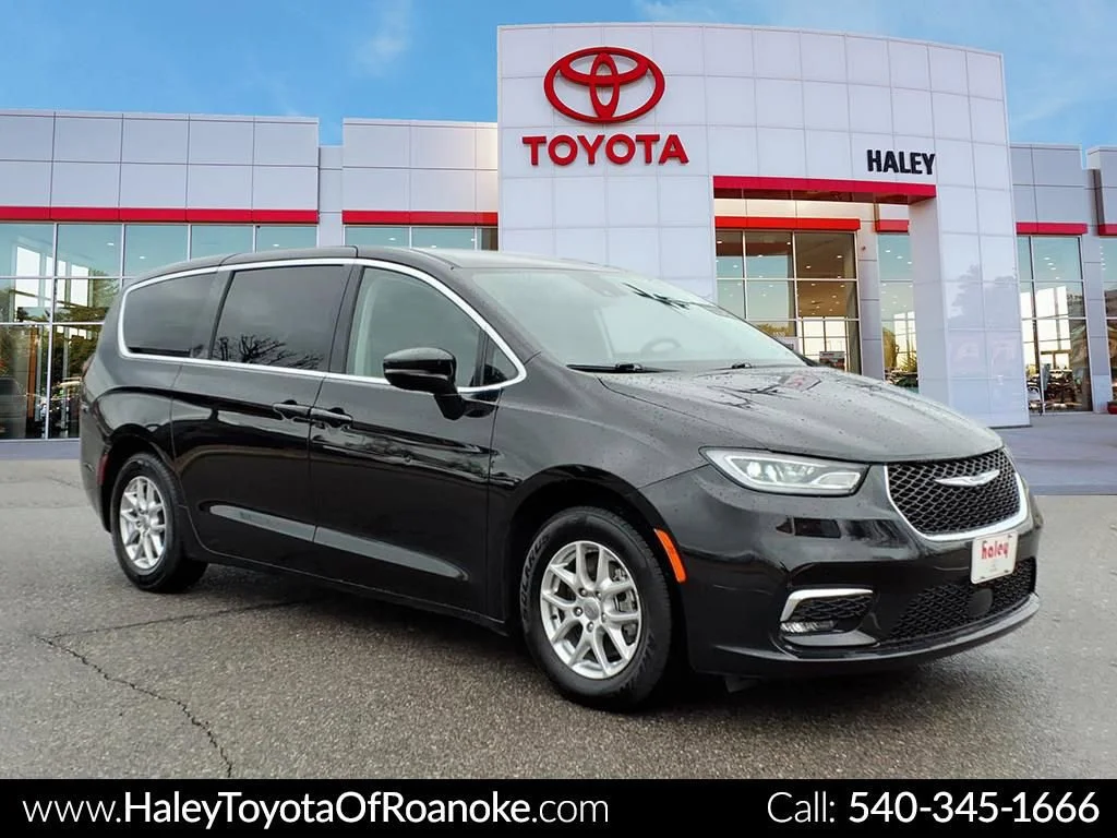 2024 Chrysler Pacifica Touring L's photo