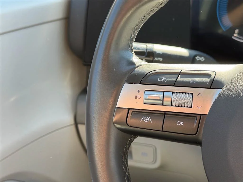 Used 2025 White Hyundai SEL image 19