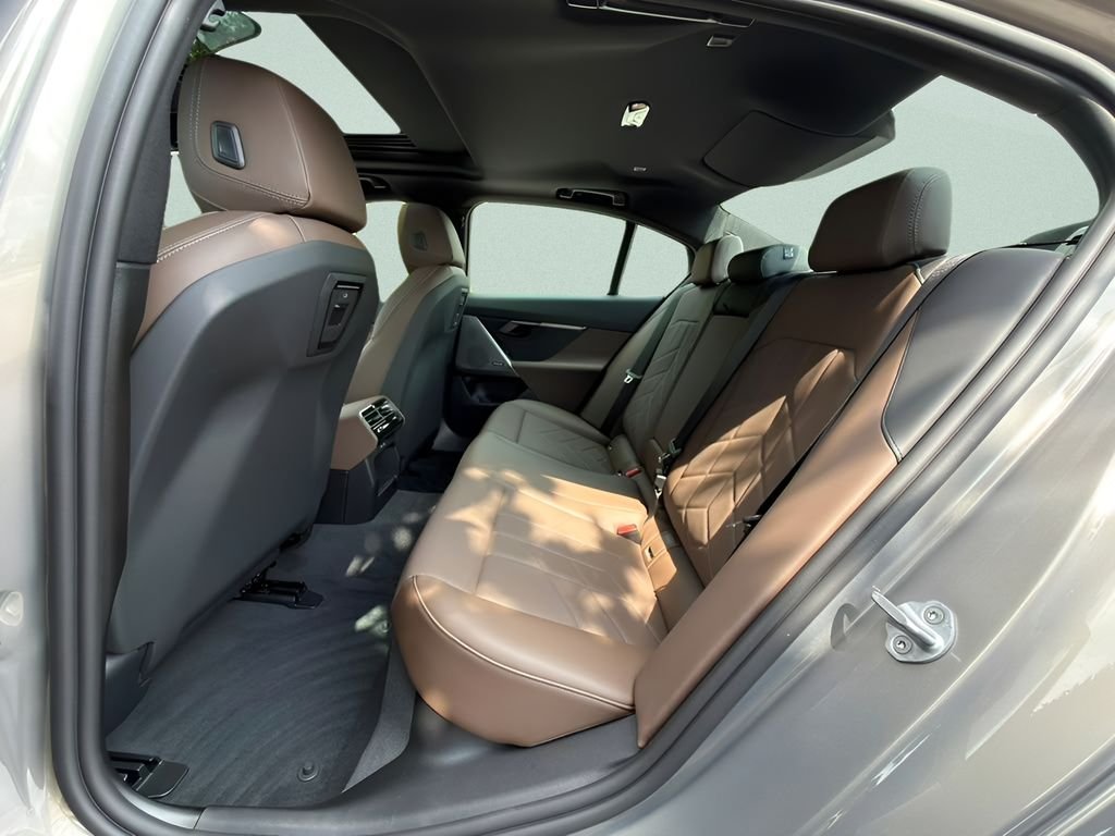 New 2027 Oxide Grey Metallic BMW xDrive40 image 21
