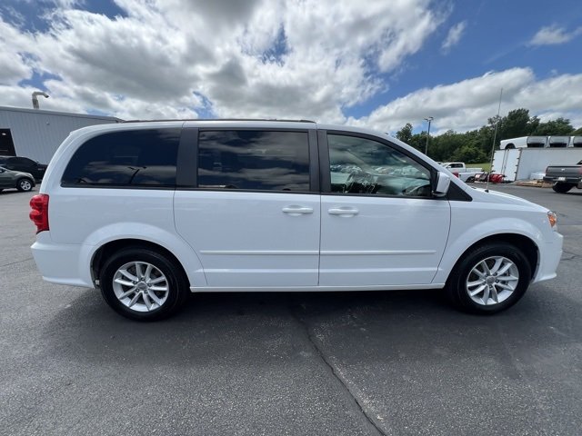 Used 2016 Dodge Grand Caravan SXT with VIN 2C4RDGCG8GR318137 for sale in Freeport, IL