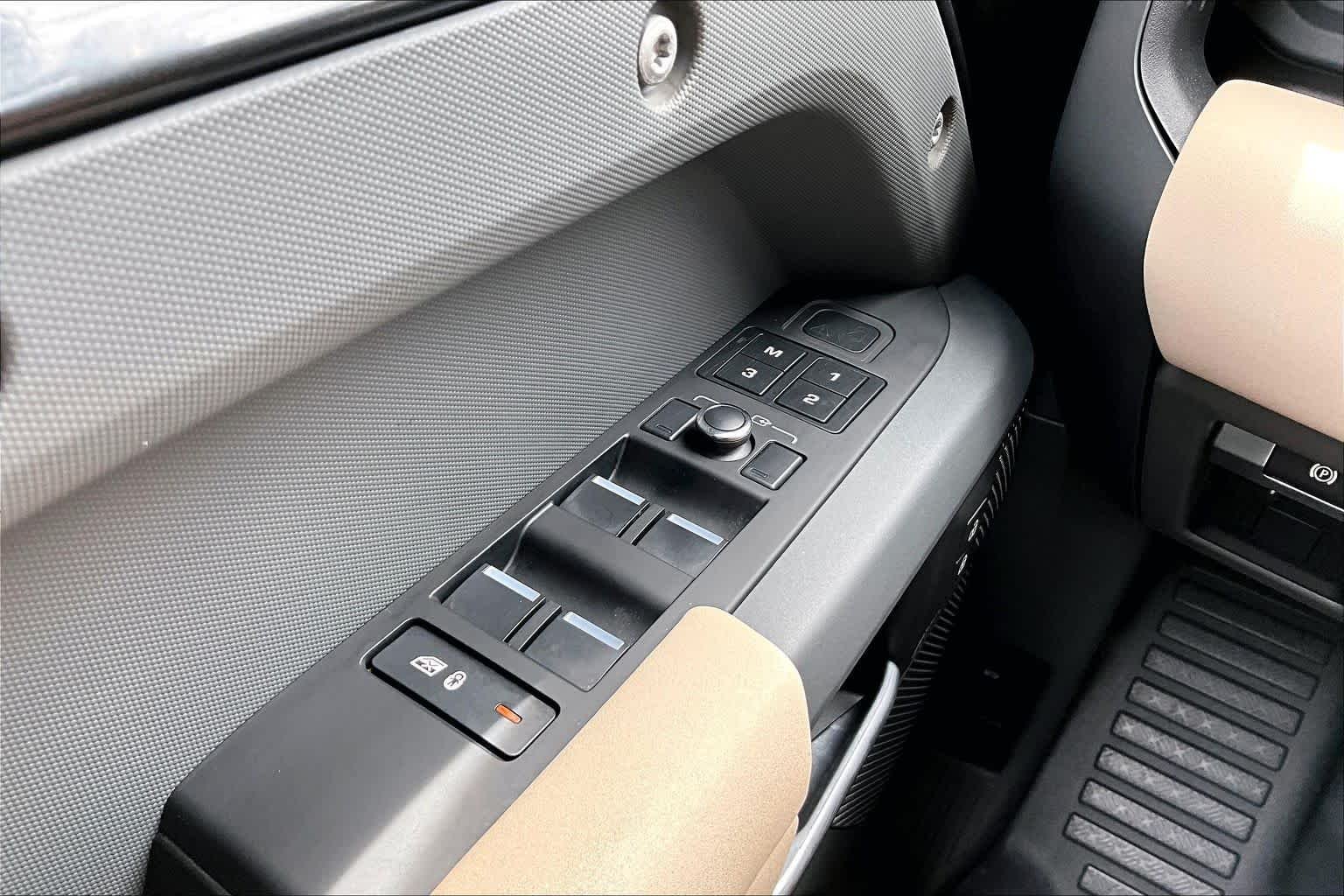 Used 2023 Eiger Grey Metallic Land Rover X-Dynamic SE image 34