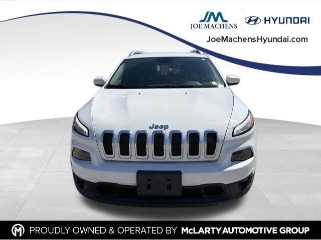 Used 2017 White Jeep Latitude image 3