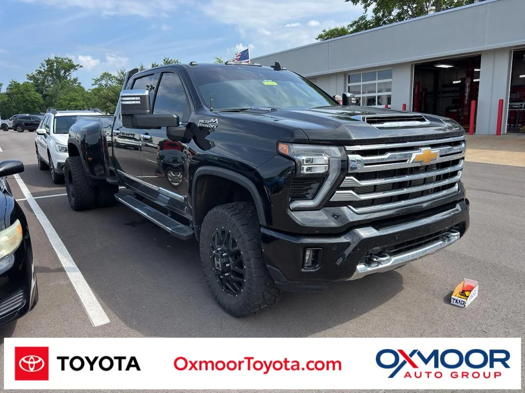 2024 Chevrolet Silverado HD High Country 4WD Crew Cab Long Box DRW's photo