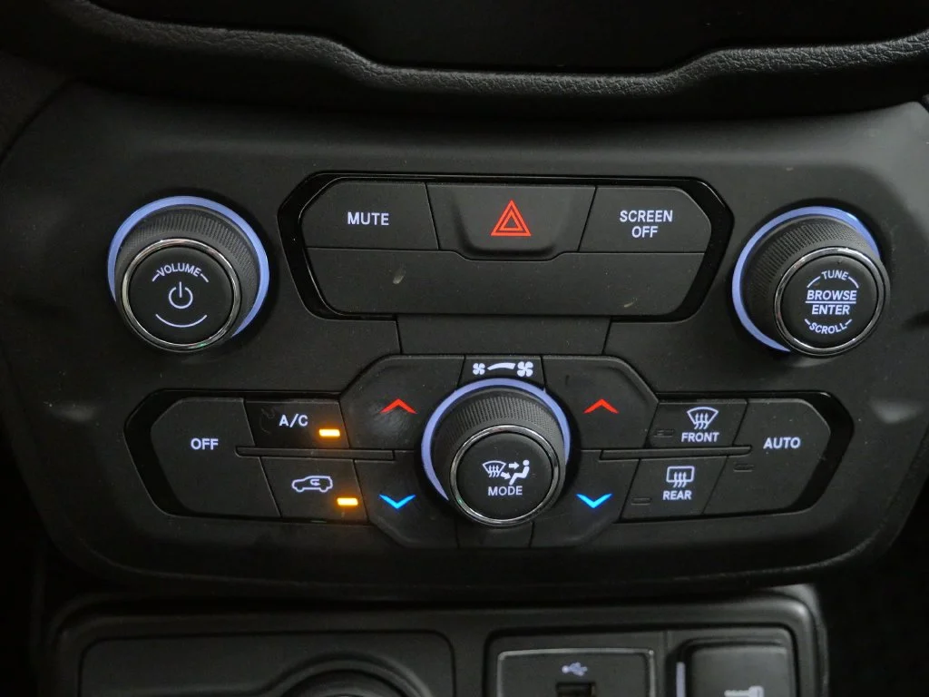 Certified Used 2019 Silver Jeep Latitude image 28