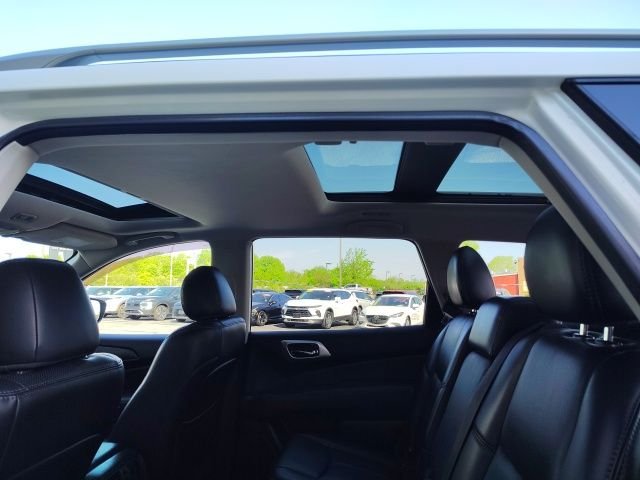 Used 2020 White Nissan Platinum image 29